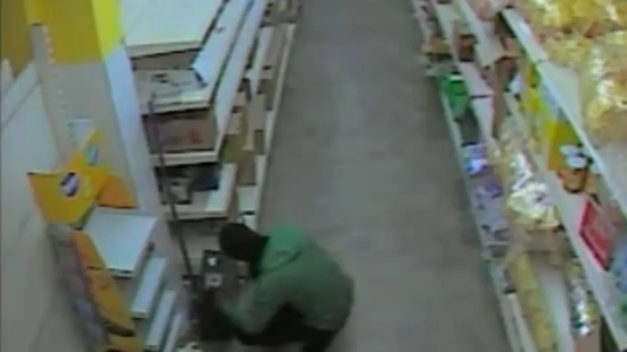 Mascat ca un NINJA, un hoț sparge supermarketul din Mărăcineni. Surpriza: SEIFUL ERA GOL