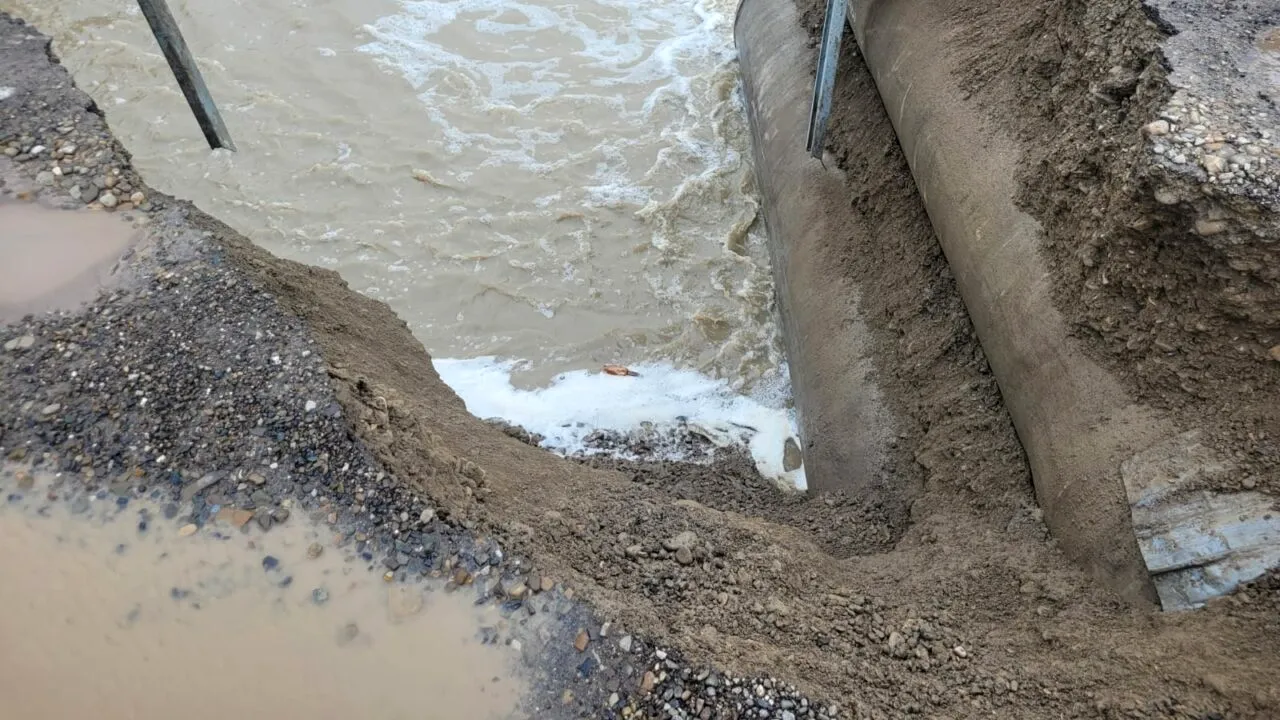 Orașul din România care a fost RUPT în două după ce o viitură a distrus un pod. Oamenii ocolesc 15 kilometri pentru a ajunge dintr-o parte în alta