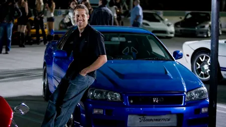 O mașină sport condusă de actorul Paul Walker în filmul „Furios și iute 4