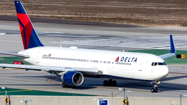 Incident aviatic de Ziua Independenței: un avion al Delta Air Lines, lovit de un foc de artificii în timpul aterizării. „Tocmai am auzit o explozie”