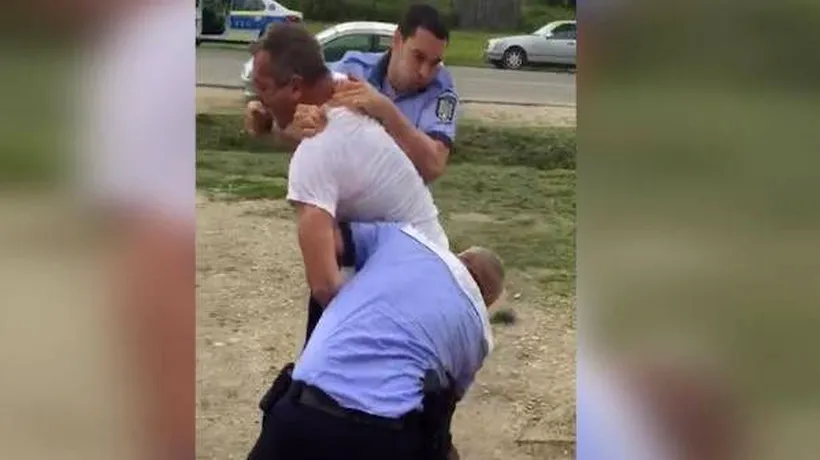 Un șofer beat s-a luptat cu polițiștii minute în șir, în Timiș. Îți dau un cap în gură de nu te vezi! - VIDEO