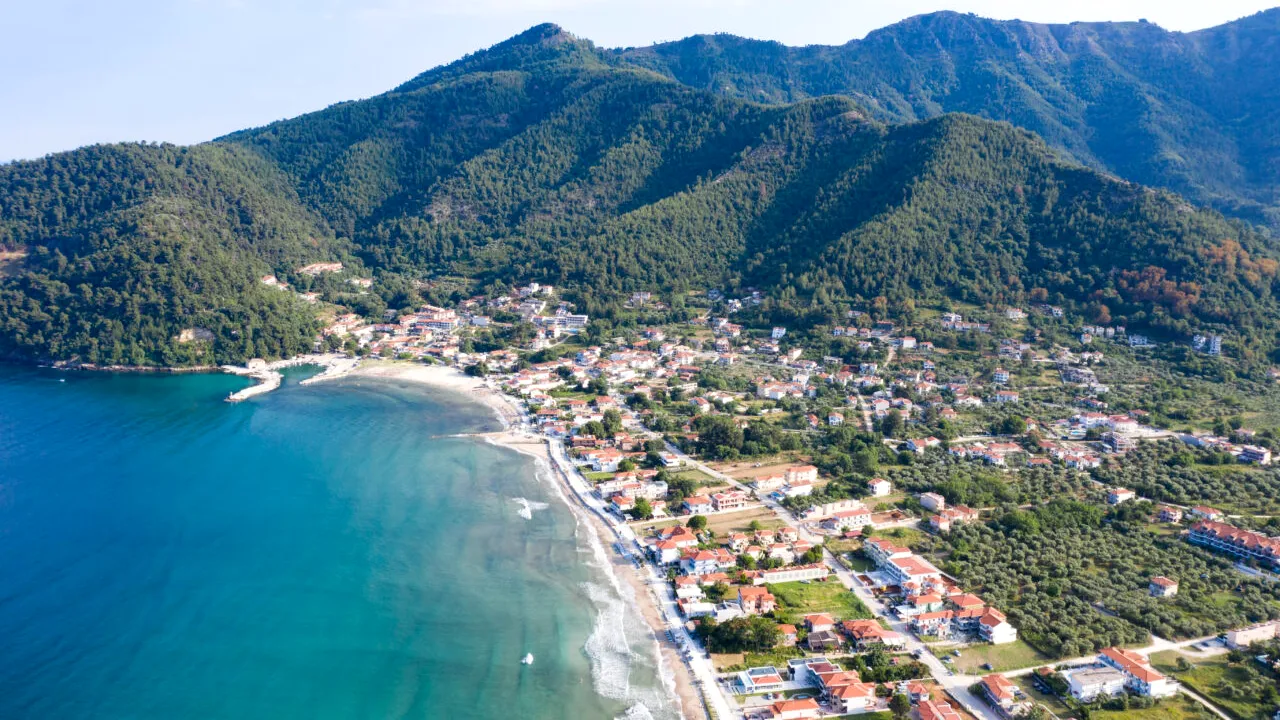 Familie de români JEFUITĂ în Grecia. Hoţii le-au furat 1.000 de euro din seiful camerei de hotel din Thassos