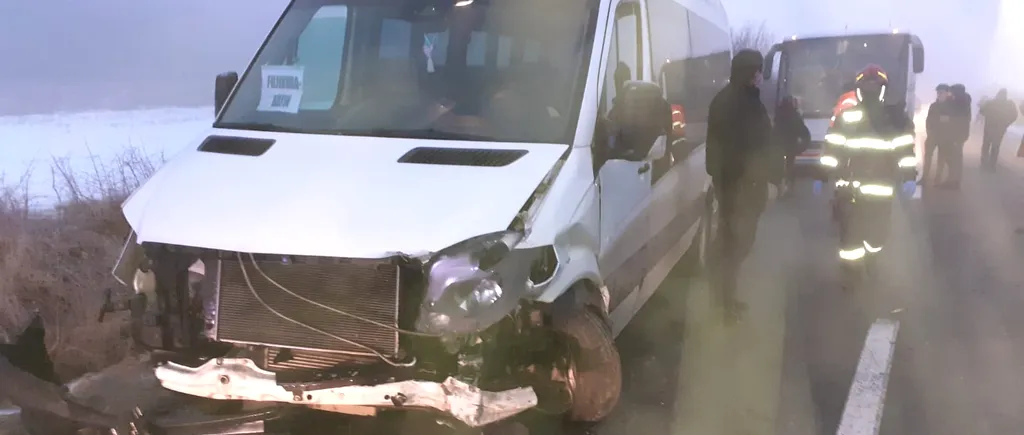 FOTO-VIDEO | Doi copii și un adult au ajuns la spital, după ce un microbuz școlar s-a ciocnit cu o mașină