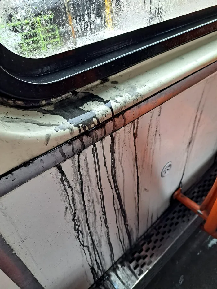 „Cam în așa tramvaie se circulă în 2023!” / Imagini realizate în STB 32
