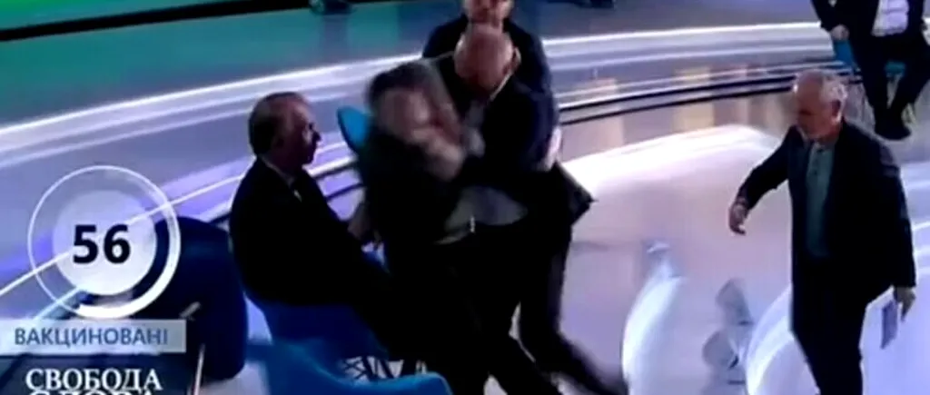 Un jurnalist ucrainean a luat la bătaie un politician pro-rus în timpul unei emisiuni în direct (VIDEO)