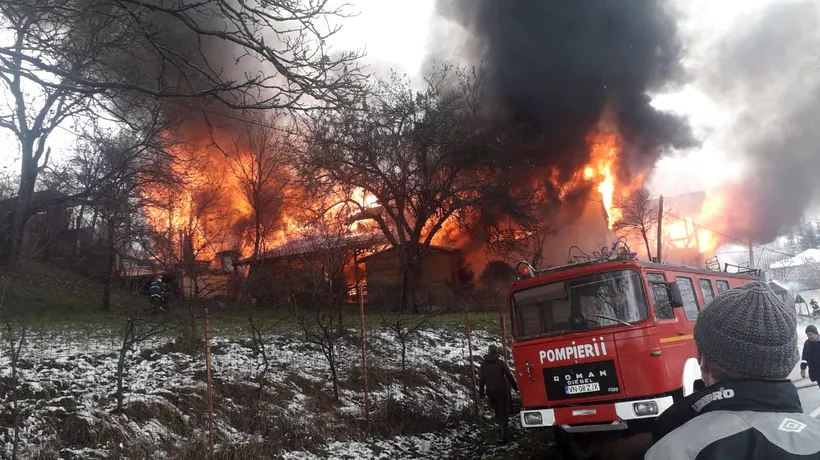 O casă de vacanță din județul Vrancea, în care se aflau 13 persoane, a ars din temelii. Ce au găsit pompierii, la locul incendiului