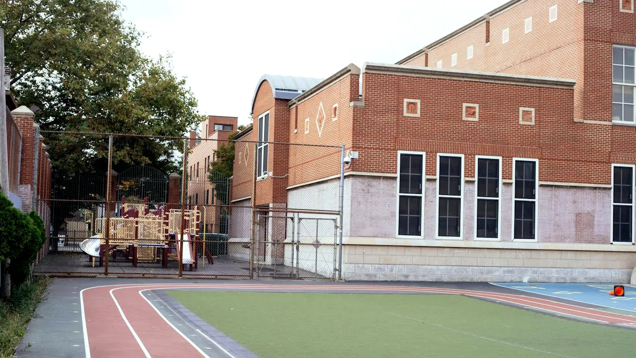 Un liceu din Suceava vrea să transforme terenul de sport în 