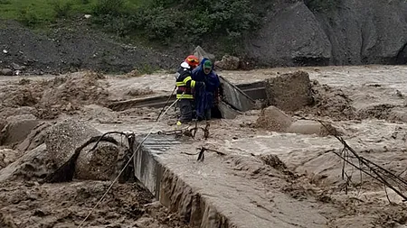 VIDEO | Bărbat surprins de viitură în Prahova. Un podeț s-a surpat în Comarnic