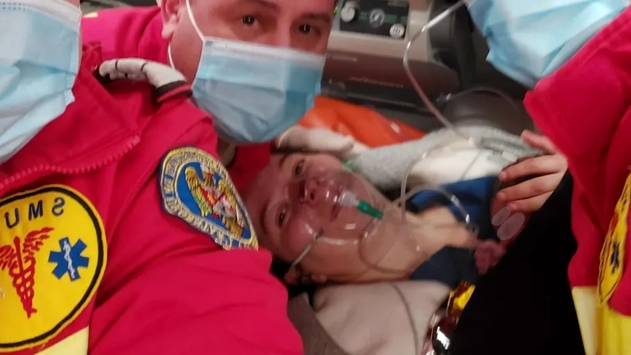 O femeie din Suceava a născut în ambulanță cu ajutorul paramedicilor: „Nici când s-a născut cel mic, al meu, nu am fost așa de emoționat”