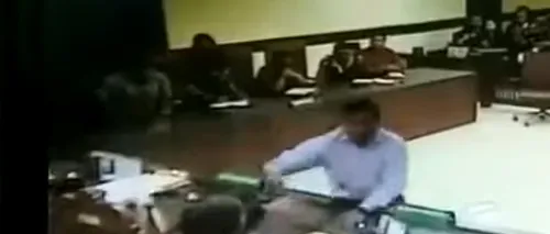 Un avocat și-a scos cureaua de la pantaloni în sala de judecată și a început să-i lovească brutal pe judecători - VIDEO