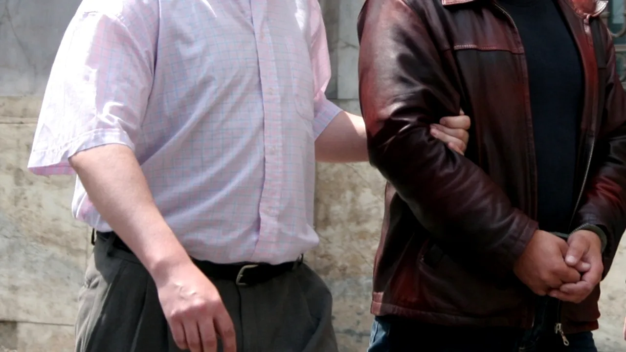 SE ÎNTÂMPLĂ ÎN ROMÂNIA: Bărbat reținut după ce, beat și fără permis, a intrat cu o mașină furată într-un tren de marfă