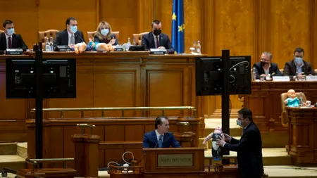 VIDEO. Momente inedite în Plenul Parlamentului. PSD a oferit o păpușă premierului în semn de protest/ Ludovic Orban: Păpusile pe care le-ați adus sunt păpsușile cu care i-ați confundat pe români