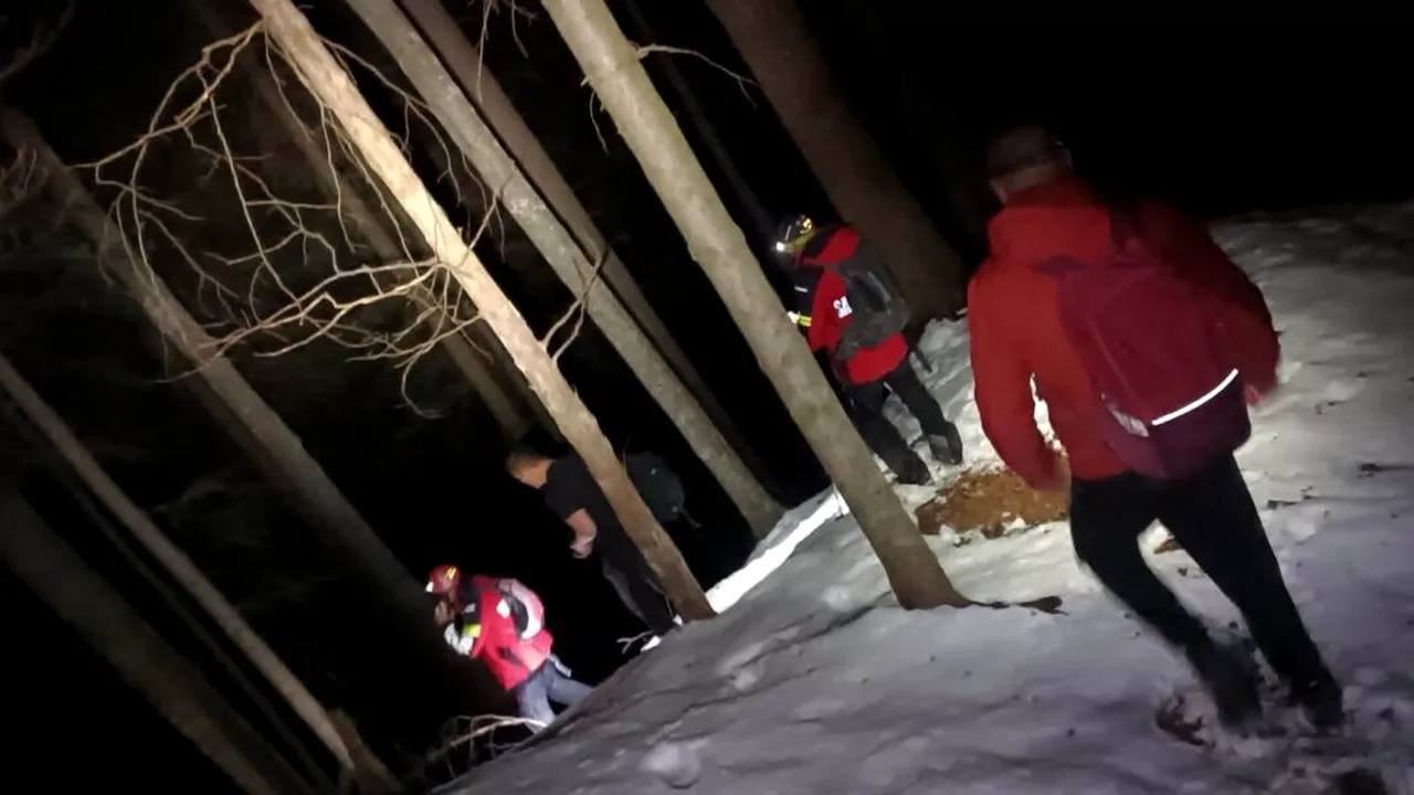 Un turist a fost salvat din masivul Piatra Mare de salvamontiști, după ce pantoful i-a rămas în zăpadă
