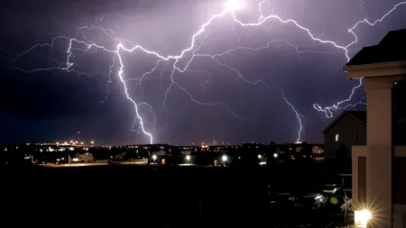 Cod roșu de vijelii puternice și grindină în trei județe. Care sunt localitățile lovite de furtuni