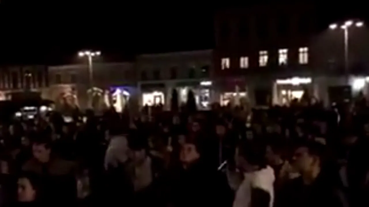 MANIFESTUL COLECTIV. Lumânări pentru victime și scandări împotriva Guvernului, la Brașov. „Piedone, nu uita, te așteaptă DNA!