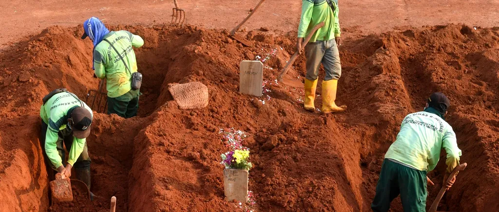 Localnicii sunt obligați să sape morminte pentru decedații Covid-19, după ce sunt prinși fără mască