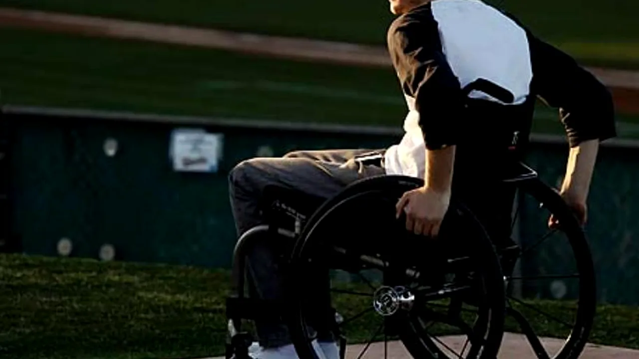 Un bărbat paralizat a donat banii care s-au strâns pentru el pentru ca un copil să poată merge