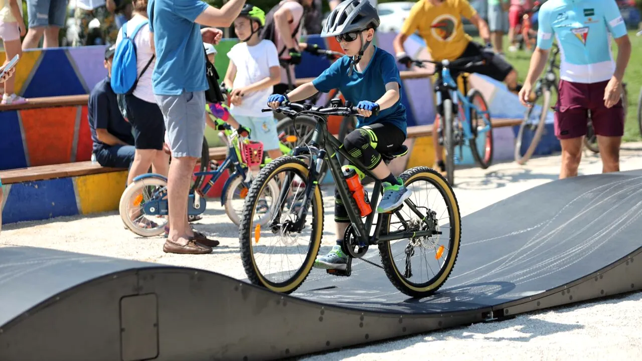 FOTO | Primul pumptrack din București. Copiii și adulții au la dispoziție o pistă de 42 de metri pe care să se plimbe cu bicicletele sau rolele/ Primarul Ciprian Ciucu s-a dat cu skateboard-ul la evenimentul de lansare