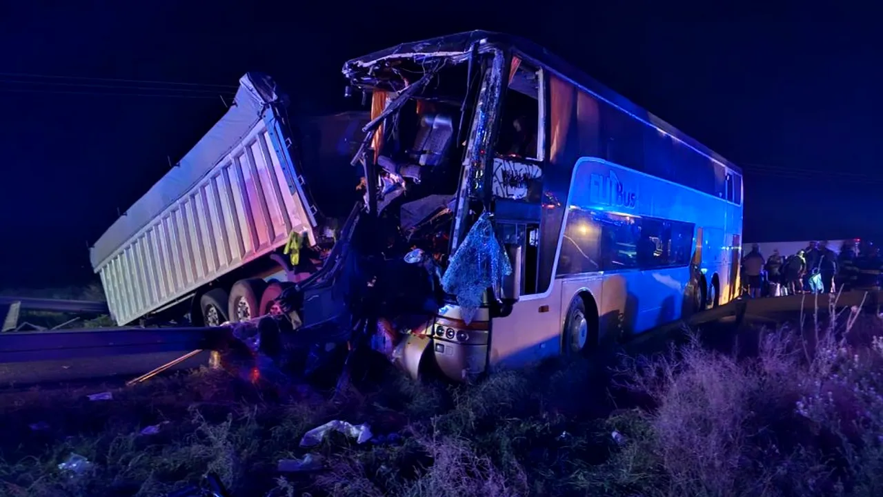 Autocar cu peste 70 de persoane la bord, implicat într-un accident rutier! A fost activat planul roșu de intervenție