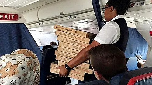 Un pilot american a comandat pizza pentru toți pasagerii din avionul său. Motivul: cursa a întârziat