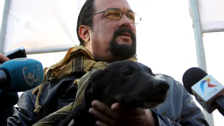 Steven Seagal a adoptat un câine comunitar din România și a donat 4 tone de hrană pentru animale