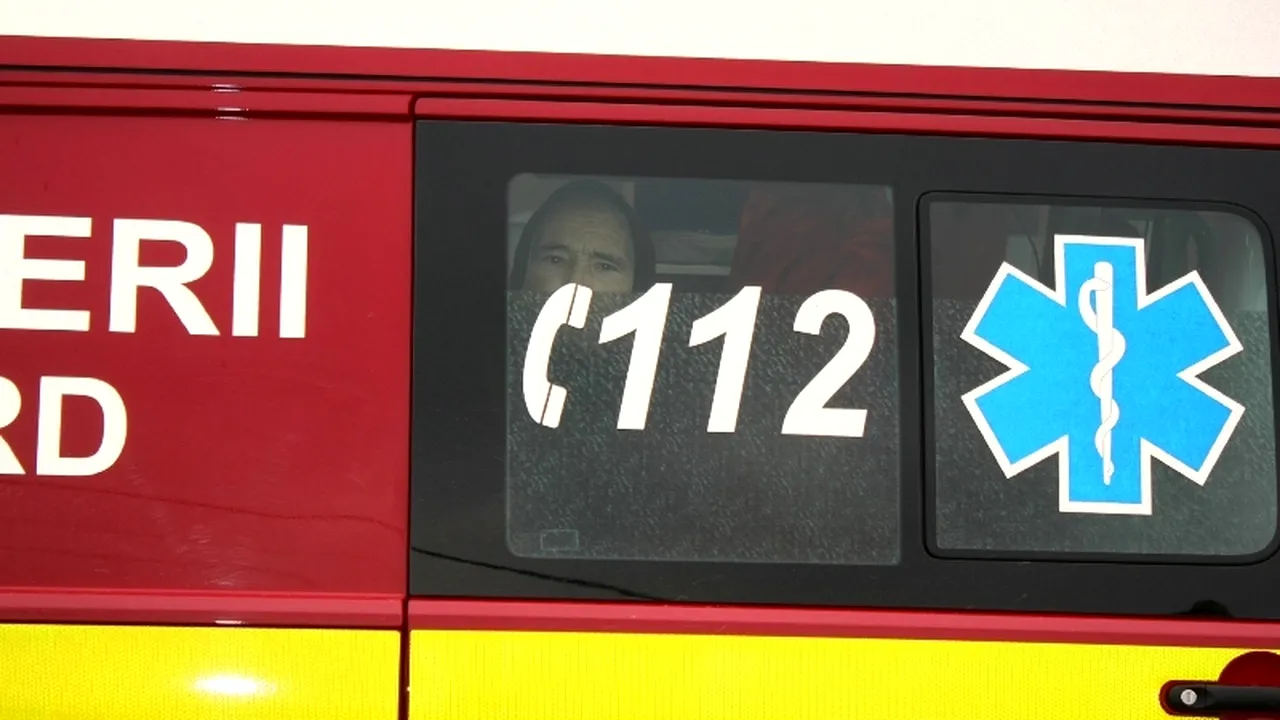 Patru persoane, între care un copil de șase ani, la spital după ce mașina în care erau s-a răsturnat