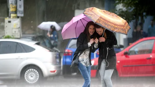 HARTĂ | Cod galben de ploi torențiale, grindină și vijelii, în 17 judeţe. Cum va fi vremea în București