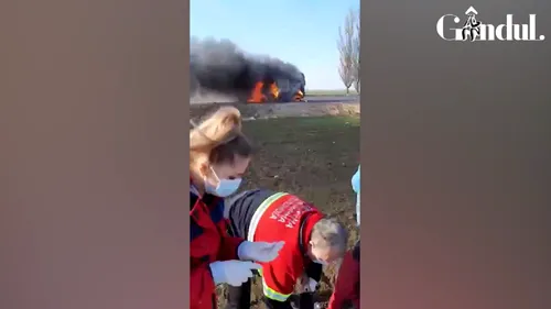 VIDEO | Ambulanță care transporta un pacient, în flăcări după ce a fost atacată de armata rusă. Șoferul a murit, asistenta este rănită