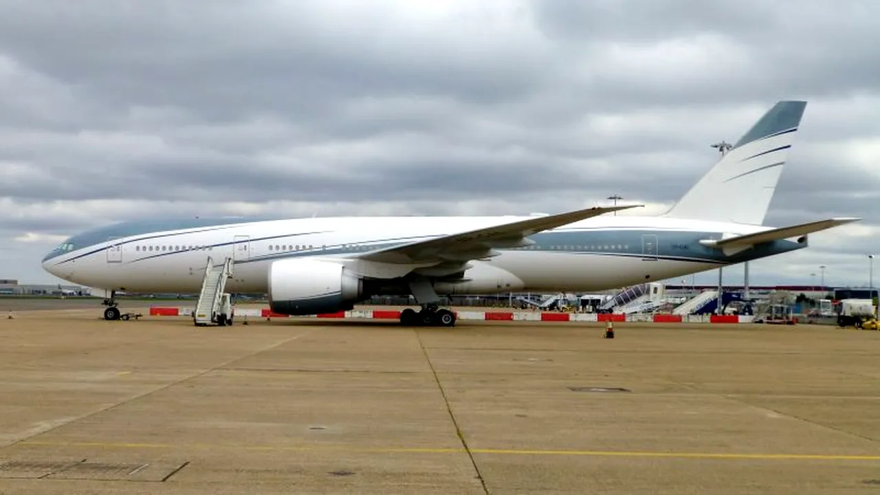 Un avion a fost întors din drum după ce a fost „atacat