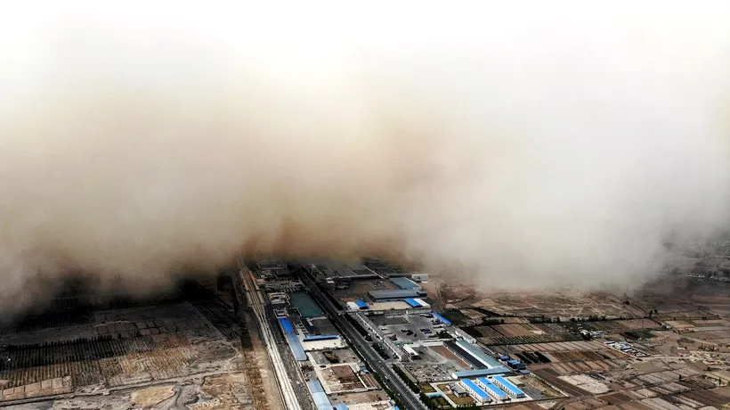 Un oraș din China a fost înghițit de o furtună de nisip. Care este explicația fenomenului care se întâmplă în fiecare an