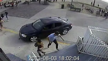 Un mort și 12 răniți după ce un bărbat a intrat cu mașina în mulțime, pe o plajă din California