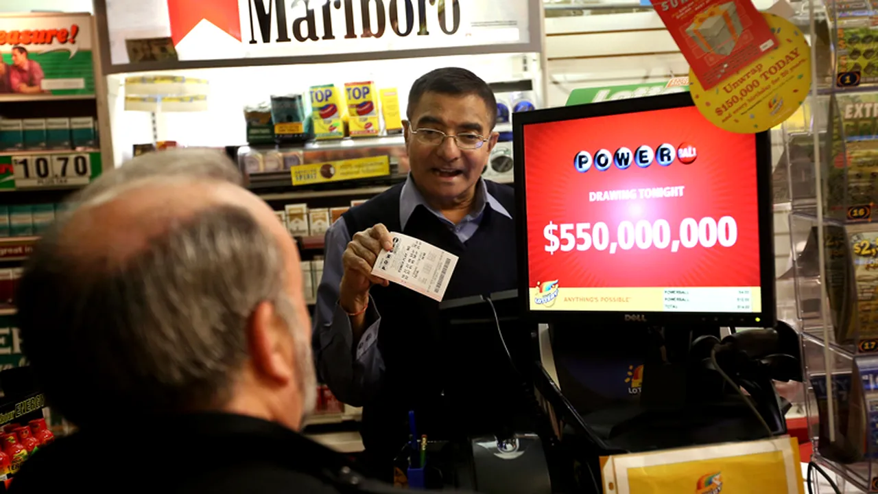 Premiul de 550 de milioane de dolari al loteriei americane a fost câștigat de două persoane