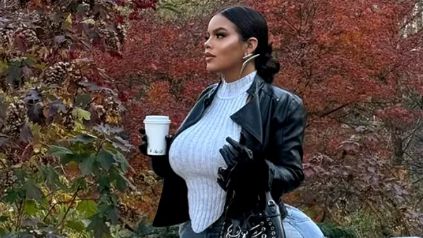 Cine este și cum arată tânăra care este nevoită să cumpere două bilete de avion pentru a încăpea: „E natural?”