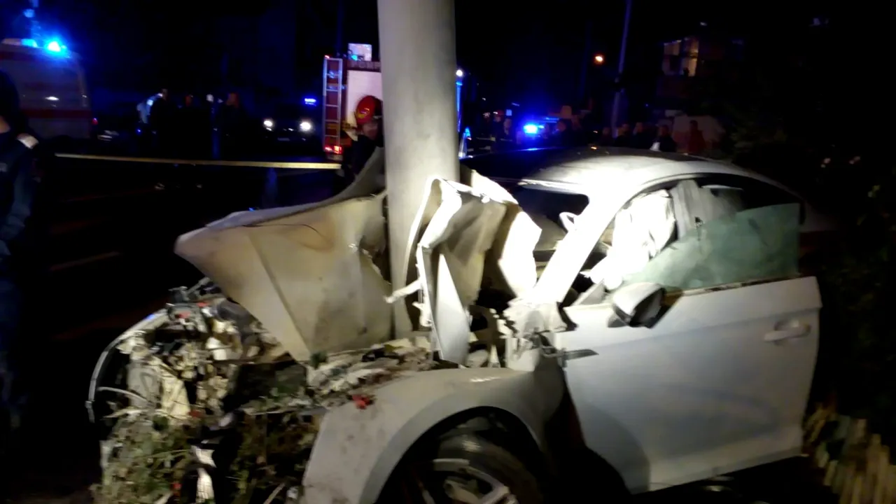 Accident cumplit în Sibiu. Un tânăr a murit și alți doi au fost răniți după ce mașina lor a intrat într-un stâlp / Viteza excesivă, cauza tragediei