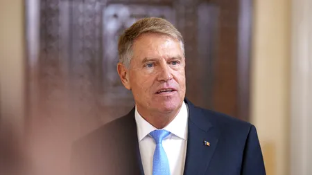 Prima apariție publică a lui Klaus IOHANNIS după ce a demisionat din fruntea statului. A mers cu soția sa într-un loc încărcat de lumină