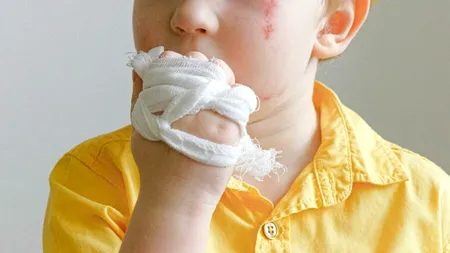 Supraviețuirea MIRACULOASĂ a unui băiețel de 3 ani după o cădere de la 20 de metri