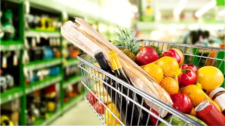 Alertă într-un supermarket din Arad! Cum a reușit o femeie să plece de 10 ori din magazin cu plasele pline, fără să fie prinsă până acum