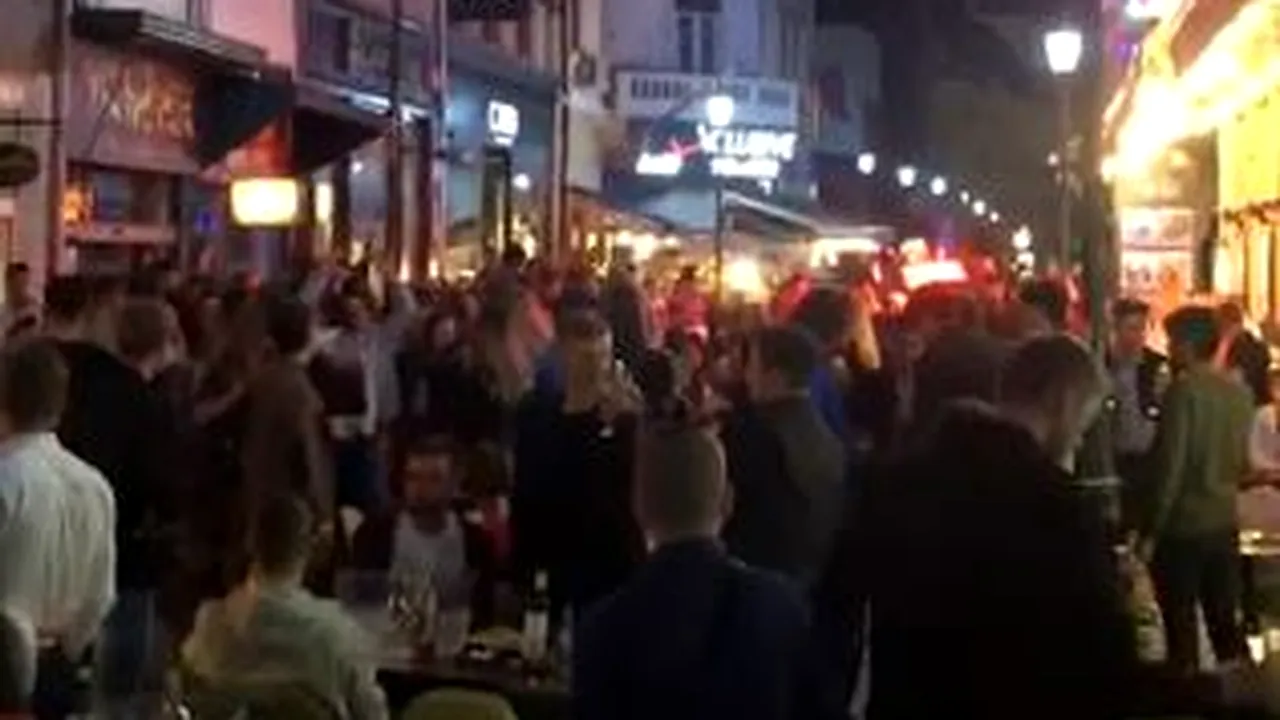 Nu le pasă de coronavirus! Sute de tineri s-au distrat în Centrul Vechi, în plină pandemie. VIDEO INCREDIBIL