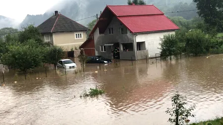 Cod portocaliu de inundații, până luni la prânz, pe râuri din 20 de județe. Care sunt zonele vizate