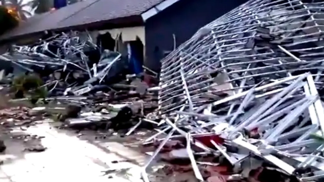 Un TSUNAMI lovește plajele din Indonezia: sute de morți și răniți