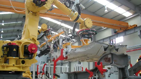 O femeie a fost ucisă de un robot la locul de muncă. Soțul dă cinci companii în judecată