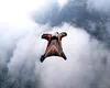 A murit campionul britanic Liam Byrne, după ce a decolat de la 2.400 metri. Era unul dintre cei mai experimentați zburători de wingsuit