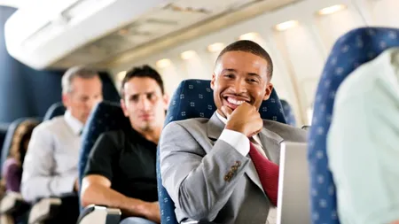 Șapte soluții prin care putem reduce riscul contactării unei viroze când călătorim cu avionul