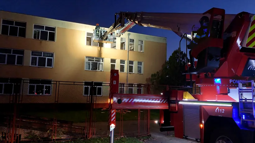 Incendiu la căminul unui liceu din județul Brașov, în care erau cazați mai mulți elevi. Pompierii au intervenit cu 5 autospeciale