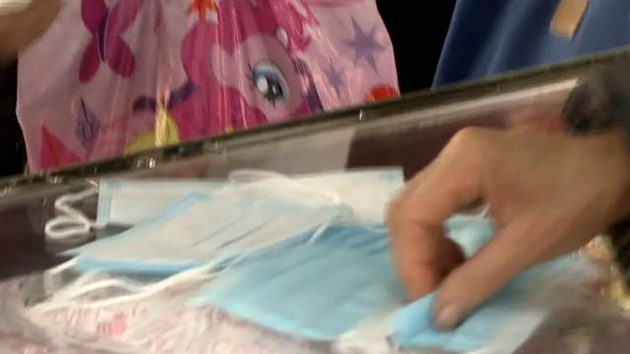 Pelerinaj la Sfânta Parascheva. O femeie a adus măști pe care le-a atins de moaște și le duce acasă „pentru noroc”