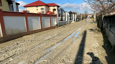 VIDEO | În cizme de cauciuc pe străzile din Craiova. Oamenii sunt nevoiţi să treacă prin curţile vecinilor: ”Nu este posibil aşa ceva”