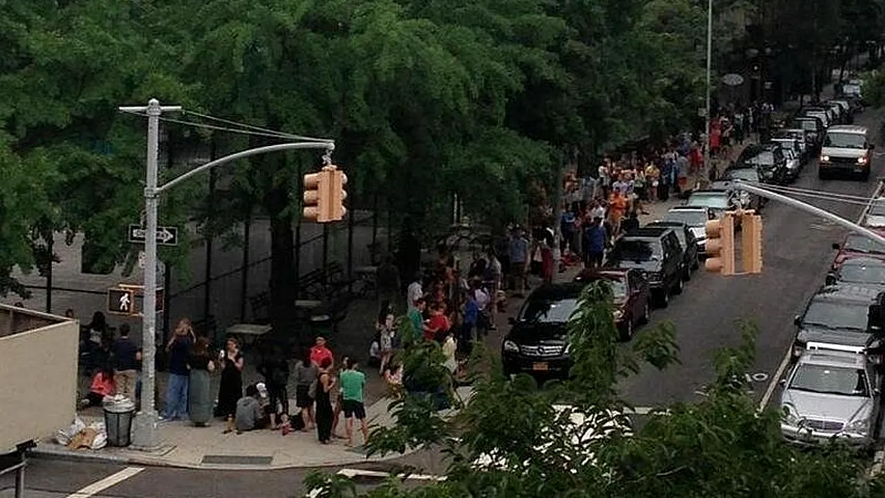 Nu o ghiciți niciodată la ce stau la coadă acești oameni