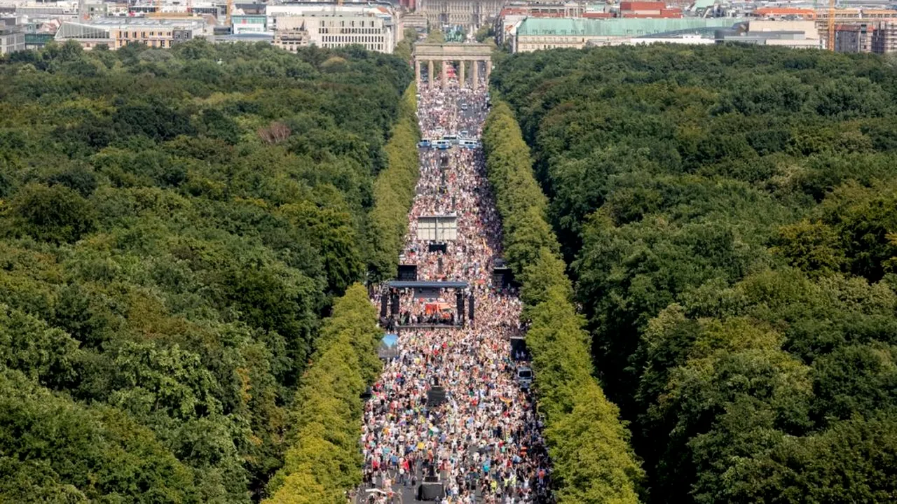 Mii de oameni au protestat la Berlin împotriva măsurilor de restricție. Aceștia susțin că autoritățile au încălcat drepturile și libertățile cetățenilor