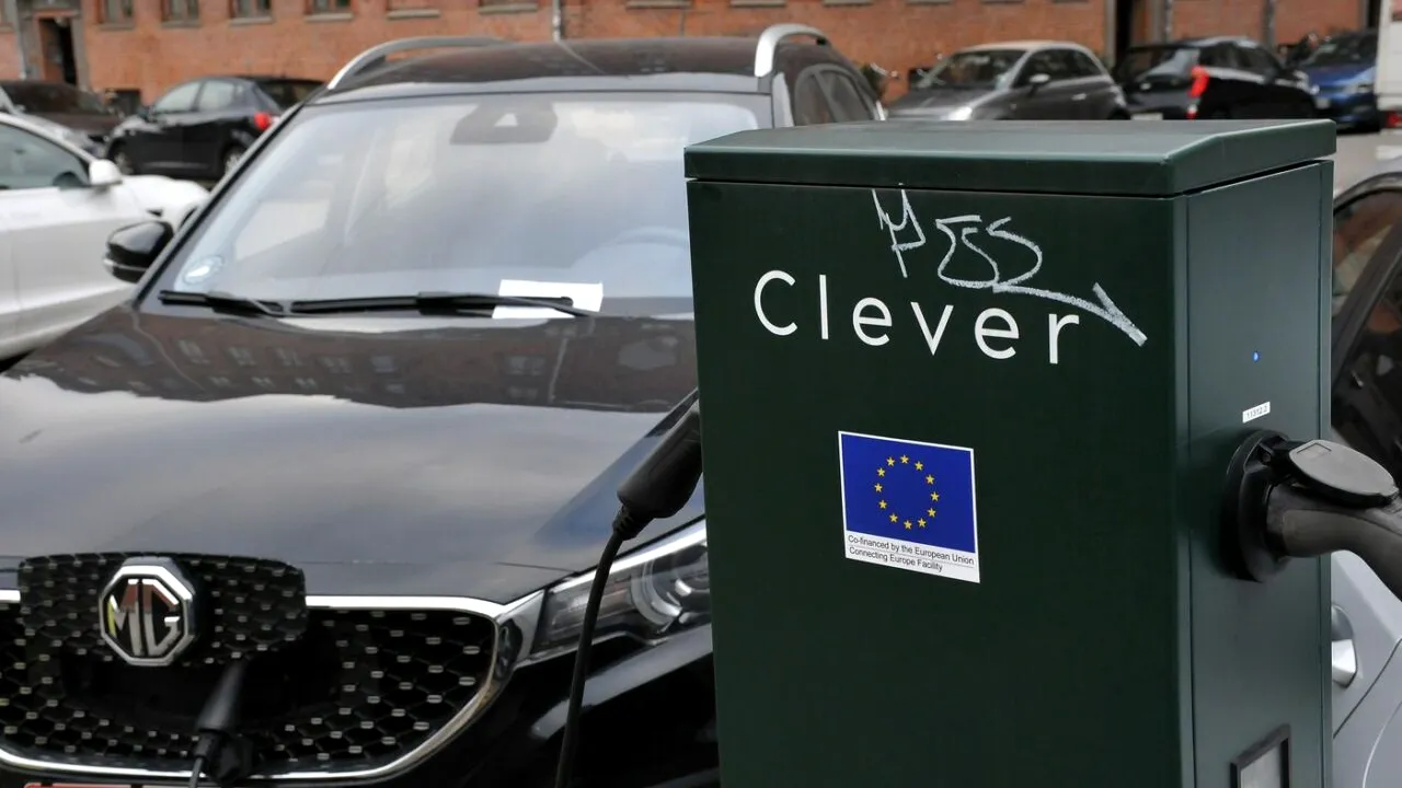 Comisia Europeană vrea să stimuleze cererea pentru vehicule ELECTRICE prin acordarea de facilități companiilor din UE