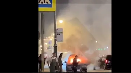 O limuzină din flota lui Putin a EXPLODAT și apoi a luat foc, lângă sediul Serviciului de Informații al Rusiei din Moscova